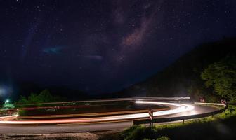 estelas de luz en la noche foto