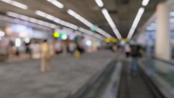 breite unscharfe Aufnahmen. menschen, die auf dem fußgängerweg spazieren gehen, sich am flugsteig am don mueang international airport terminal beeilen, reise zu reisezielen mit gepäck in der abflughalle. video