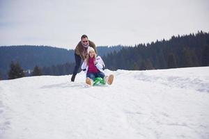 feliz pareja joven divirtiéndose en un espectáculo fresco en vacaciones de invierno foto