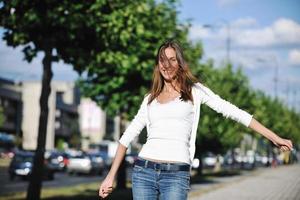 mujer joven divertirse en la calle foto