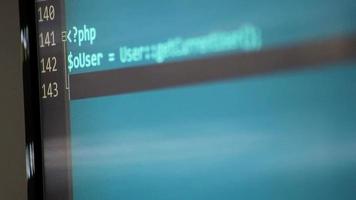 escribir código php en la pantalla por parte del desarrollador web y el desarrollador php muestra la pantalla de la computadora con el código fuente del sitio web y los scripts del servidor para aplicaciones modernas en un lenguaje de programación seguro orientado a objetos