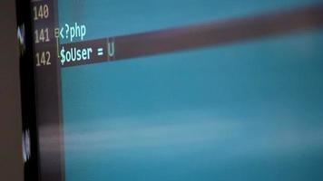 die eingabe von php-code auf dem bildschirm durch webentwickler und php-entwickler zeigt einen computerbildschirm mit quellcode von website- und serverskripten für moderne anwendungen in einer sicheren objektorientierten programmiersprache video