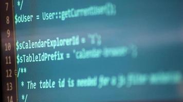 l'examen du code php à l'écran par le développeur web et le développeur php montre un écran d'ordinateur avec le code source du site web et des scripts de serveur pour les applications modernes dans un langage de programmation orienté objet sécurisé video