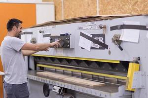 trabajador en una fabrica de muebles de madera foto