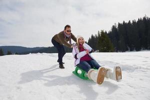 feliz pareja joven divirtiéndose en un espectáculo fresco en vacaciones de invierno foto