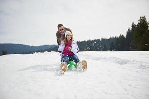 feliz pareja joven divirtiéndose en un espectáculo fresco en vacaciones de invierno foto