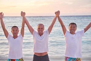 grupo de amigos en la hermosa playa foto