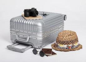 equipaje de viaje con pasaporte, cámara, sombrero, juguete de avión aislado en fondo blanco con espacio de copia, fondo de concepto de viaje foto