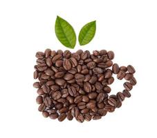 granos de café tostados con hojas de café en forma de una taza de estudio aislado en fondo blanco, productos saludables por concepto de ingredientes naturales orgánicos foto