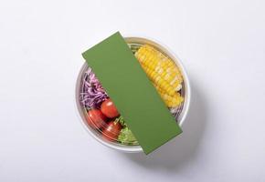 maqueta de caja redonda de contenedor de comida para llevar con verduras y frutas, espacio de copia para su logotipo o diseño gráfico foto