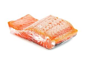Trozo de filete de salmón congelado en rodajas aislado sobre fondo blanco. foto