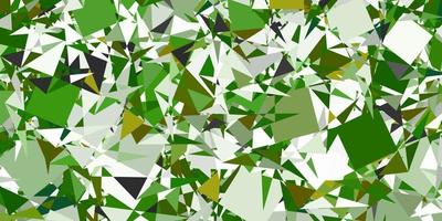 Telón de fondo de vector verde claro con triángulos, líneas.