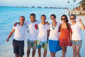 grupo de amigos en la hermosa playa foto