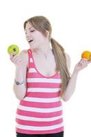 mujer joven feliz comer manzana aislado en blanco foto