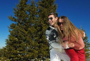 pareja joven en escena de nieve de invierno foto