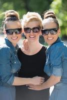 retrato, de, tres, joven, mujer hermosa, con, gafas de sol foto