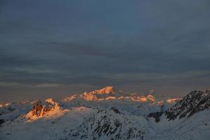 montaña nieve puesta de sol foto