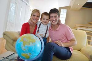 la familia se divierte con el globo foto