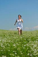 joven mujer feliz en campo verde foto