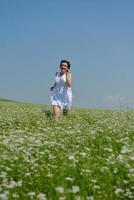 joven mujer feliz en campo verde foto