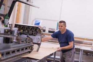 trabajador en una fabrica de muebles de madera foto