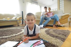 dibujo familiar en la junta escolar en casa foto