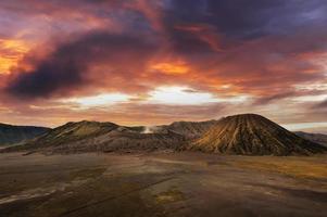 puesta de sol en la montaña brono foto