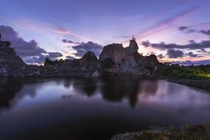 montaña de roca al atardecer .. foto