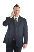 un hombre de negocios con celular aislado en blanco foto