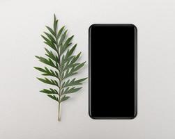 plantilla de maqueta de pantalla de iphone con hojas de bosque foto