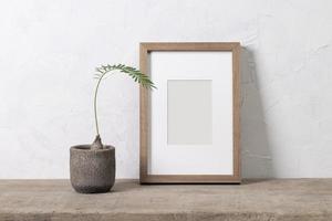 maqueta de marcos de fotos de madera con espacio de copia para su foto o diseño gráfico