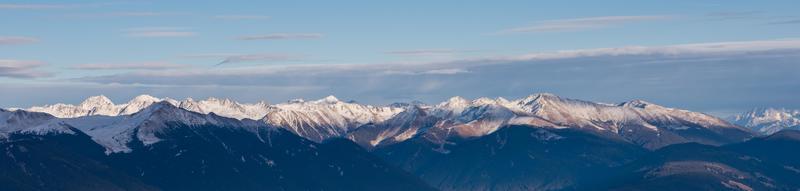 vista de las montañas de invierno foto