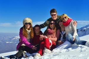 los amigos se divierten en invierno con nieve fresca foto