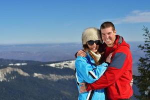 pareja joven en vacaciones de invierno foto