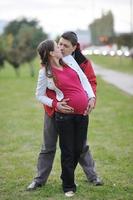 pareja feliz al aire libre foto