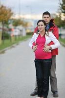 pareja feliz al aire libre foto