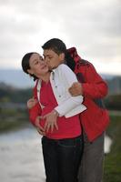 pareja feliz al aire libre foto