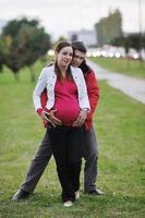 pareja feliz al aire libre foto