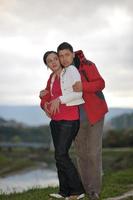 pareja feliz al aire libre foto