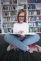 estudiante estudiando en la biblioteca foto