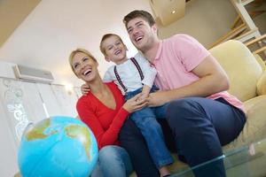 la familia se divierte con el globo foto