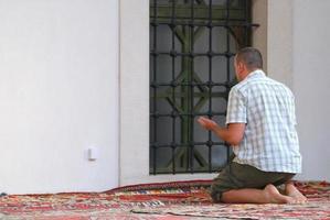 hombre en oración foto