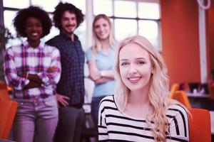 mujer de negocios informal que trabaja en la oficina foto