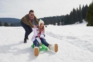 feliz pareja joven divirtiéndose en un espectáculo fresco en vacaciones de invierno foto