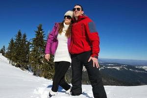 pareja joven en escena de nieve de invierno foto