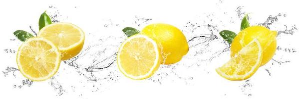 limones frescos con salpicaduras de agua sobre fondo blanco aislado foto