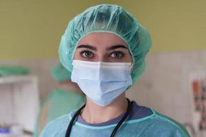 retrato de un médico triste y abrumado con mascarilla protectora, con aspecto exhausto, deprimido y preocupado debido al brote de coronavirus. estrés emocional, trabajadores de la salud y covid-19. foto