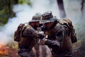 soldados militares en el campo foto