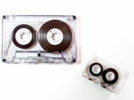 diferentes tamaños de cinta de casete de audio aislada foto