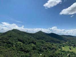 conjunto de hermosos paisajes de montaña sobre fondo de cielo azul foto